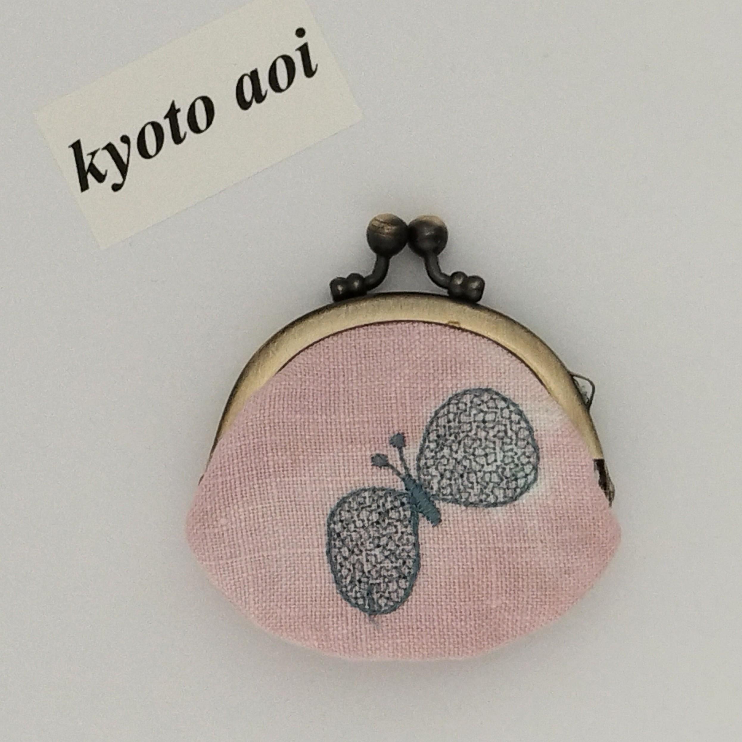 《ミナペルホネン》 ピンクの蝶々舞う布から生まれたミニがま口1枚目の画像